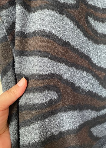 Gri Zebra Desenli V Yaka Kadın Kazak - Görsel 3