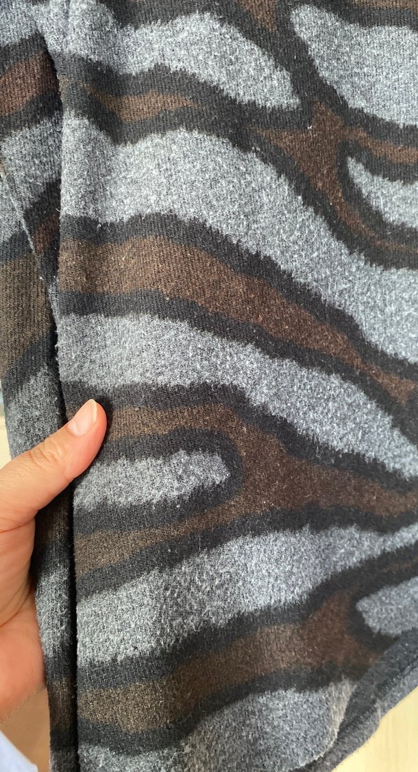 Gri Zebra Desenli V Yaka Kadın Kazak - Görsel 3