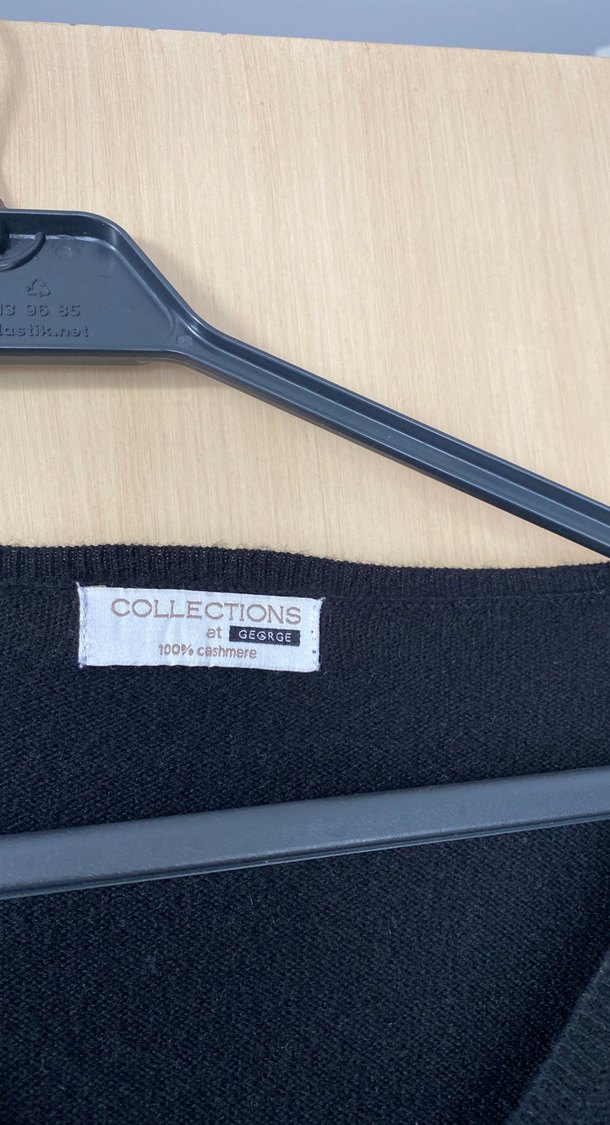 Siyah Düğmeli Kadın Hırka - Görsel 3