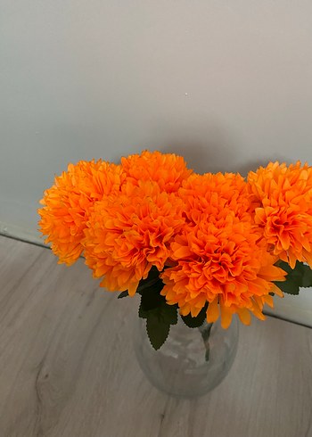 Beden Turuncu Yapay Çiçek ve Cam Vazo