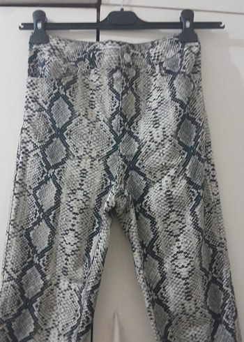 Zara Kadın Gri Yılan Desenli Kemerli Kumaş Pantolon