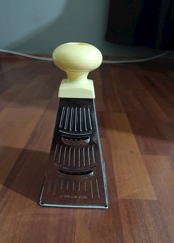 Sarı Parlak Tutacaklı Mutfak Rende
