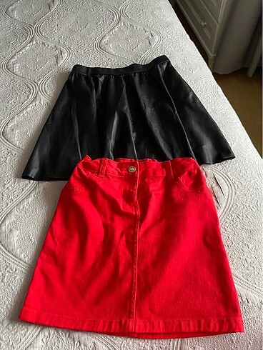 10 Yaş Beden kırmızı Renk İki adet etek kırmızı Waikiki diğeri H&M 9/10/11 yaş için uygund