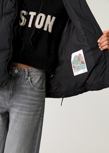 Pull and Bear Siyah kapüşonlu şişme mont