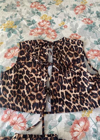 Leopar Desenli Fırfırlı Yelek - Görsel 3