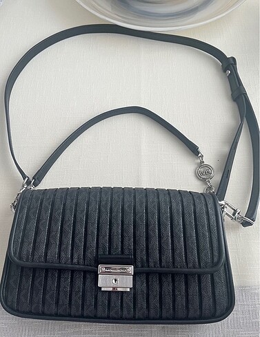 Beden siyah Renk Micheal Kors Logolu siyah çanta
