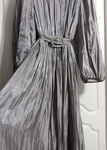 Gri Uzun Pilili Kadın Abiye Elbise - Görsel 4