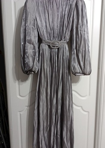 Gri Uzun Pilili Kadın Abiye Elbise - Görsel 2