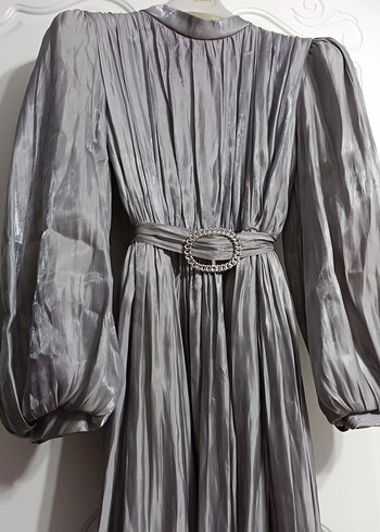 Gri Uzun Pilili Kadın Abiye Elbise - Görsel 3