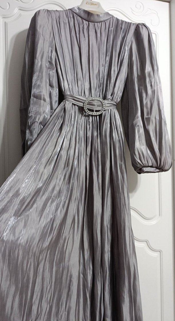 Gri Uzun Pilili Kadın Abiye Elbise - Görsel 4