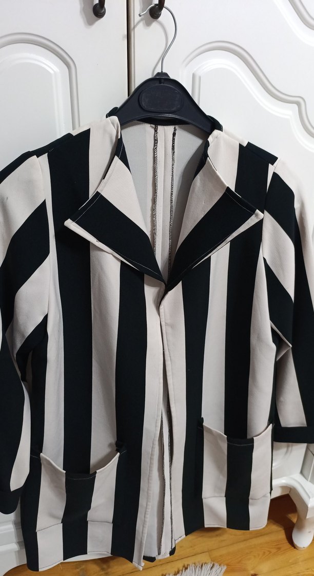 Düğmeli Kısa Kollu Çizgili Midi Blazer - Görsel 2