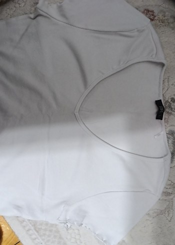 V Yaka Beyaz Crop Top, Kısa Kollu, Bol Kesim - Görsel 3