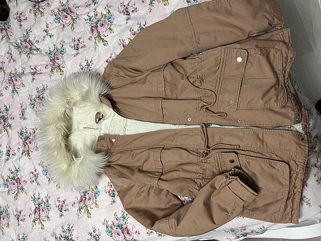 H&M divided mont