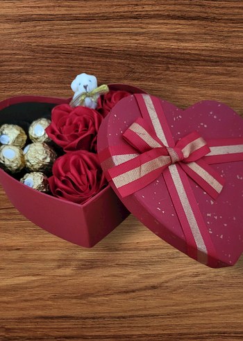 Kalp Kutuda Gül ve Çikolata Seti - Görsel 2