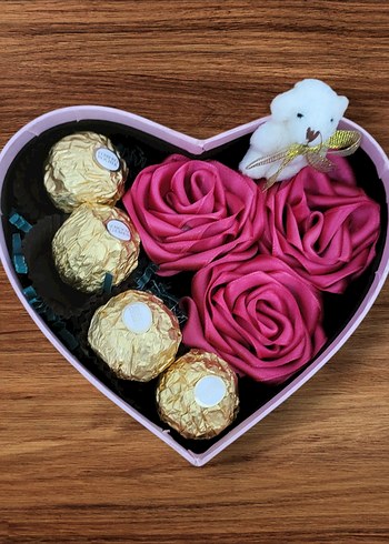 Pembe Kalp Kutuda Çikolata ve Gül Hediyesi - Görsel 2