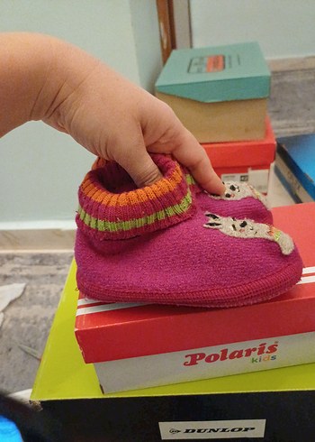 Kızlar için renkli nakışlı örgü ev terliği - Görsel 2