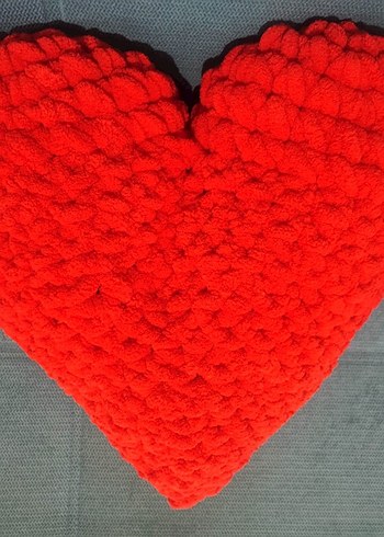 Kırmızı Nakışlı Kalp Şeklinde Yastık - Görsel 2