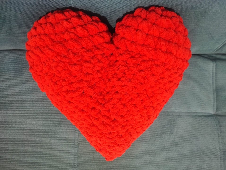 Kırmızı Kalp Şekilli Yastık - Görsel 2