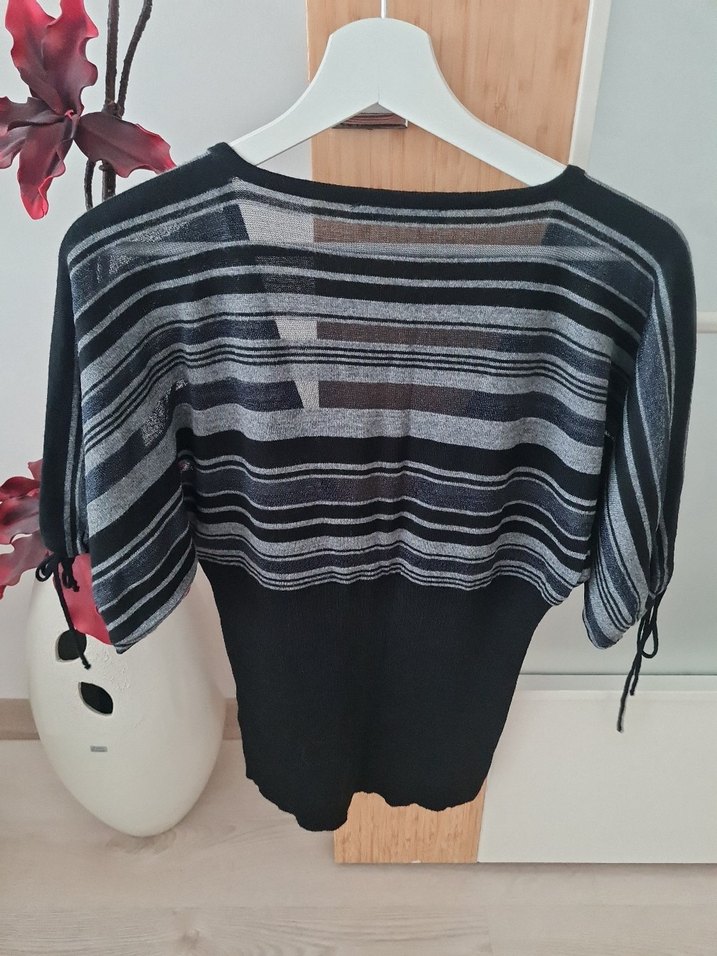 Düğmeli V Yaka Kısa Çizgili Kadın Hırka - Görsel 3