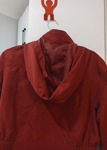 Kırmızı trençkot - Görsel 4