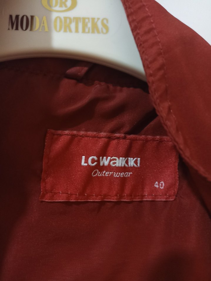 Kırmızı trençkot - Görsel 2
