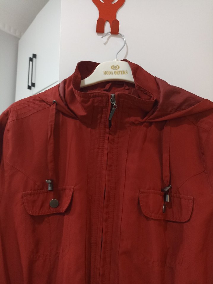 Kırmızı trençkot - Görsel 3