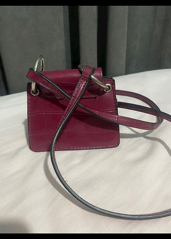 Stradivarius Bordo Parlak Deri Yılan Desenli Zincirli Çanta
