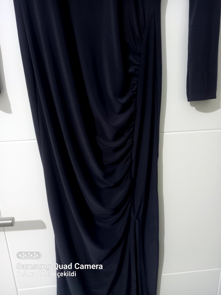 Uzun Siyah Drapeli Yüksek Yakalı Elbise - Görsel 3