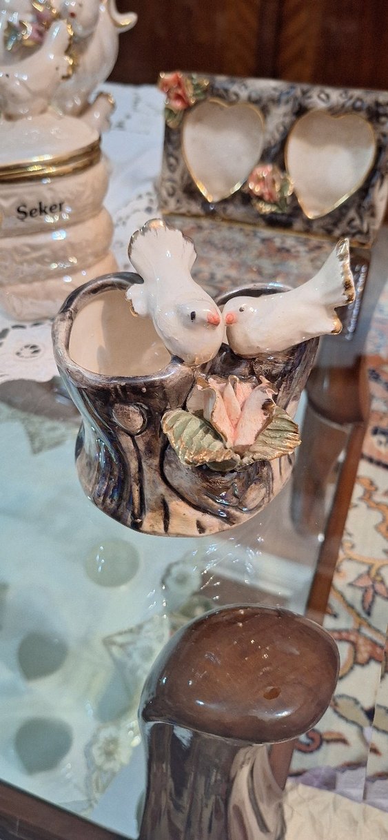 Bej Renkli Çiçek Detaylı Vazo - Görsel 2