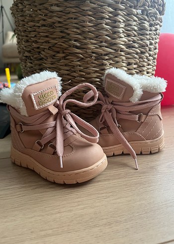 Kız Çocuk Pembe Kürklü Nakışlı Bot