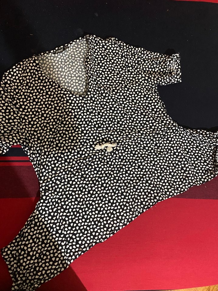 Desenli Siyah V Yakalı Kadın Bluz - Görsel 2