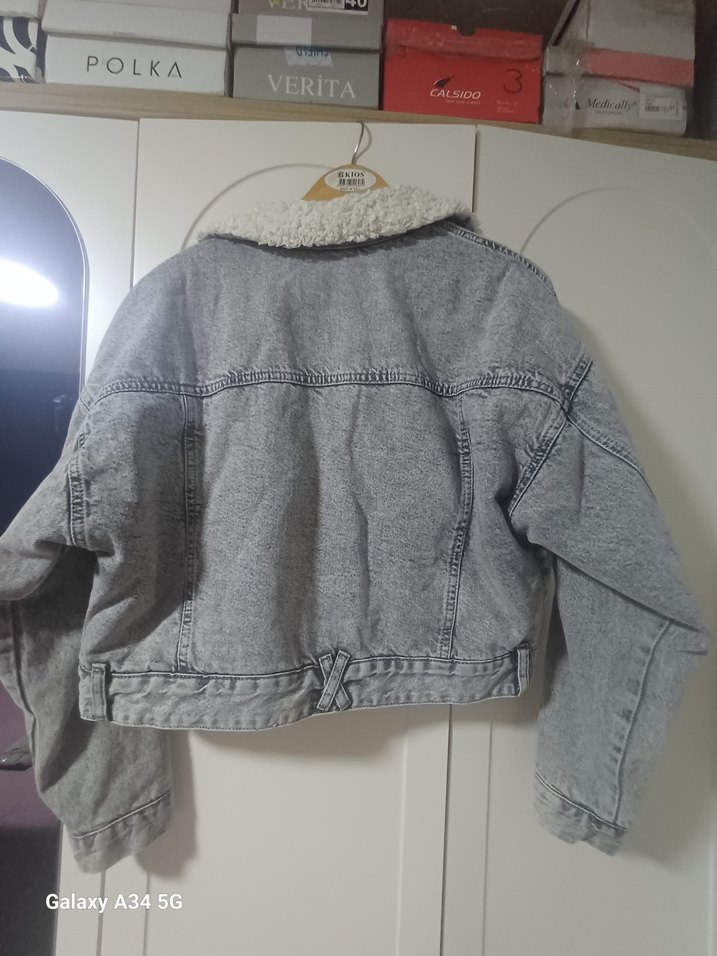 Gri Kısa Kadın Kot Ceket Peluş Detaylı - Görsel 3
