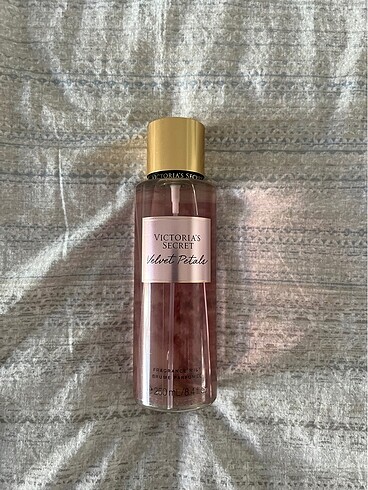 Victoria's Secret Velvet Petals Vücut Spreyi