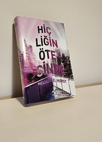  Hiçliğin ötesinde & Sonsuzluğun sınırında Melissa E. Hurst 