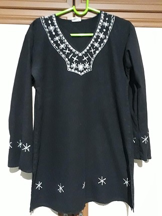 Yakası gümüş sim ole işli siyah tunik