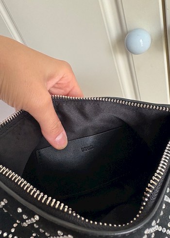 Beden Siyah Süet Fermuarlı Puantiyeli Çanta