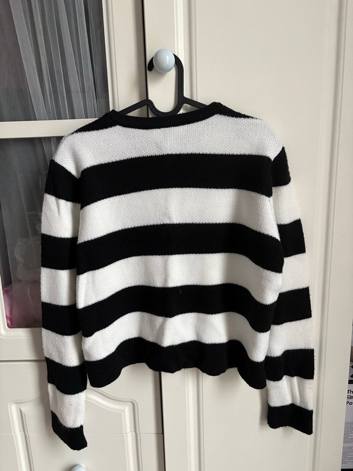 Düğmeli Siyah Beyaz Çizgili Kadın Hırka - Görsel 3