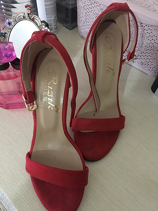 Çok zarif ve şık kırmızı topuklu ayakkabı