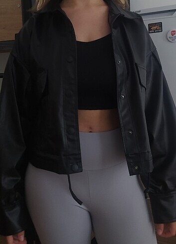 Balon kol oversize crop deri ceket.