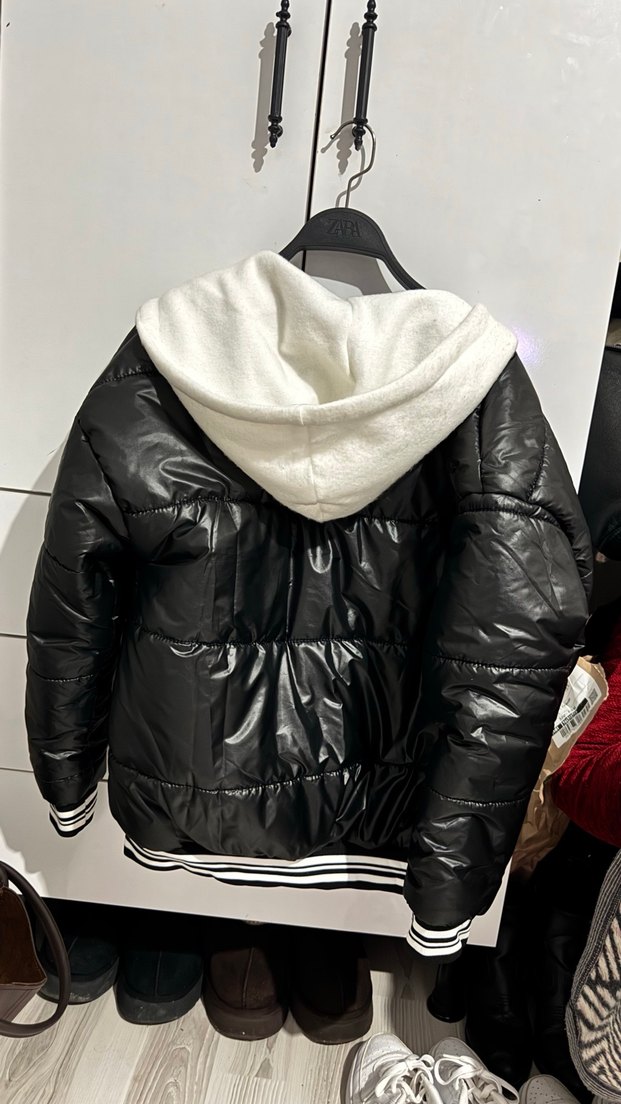 Sokak Stili Siyah Deri Kapüşonlu Ceket - Görsel 2
