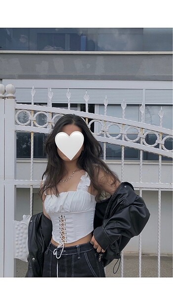 Beyaz korse crop