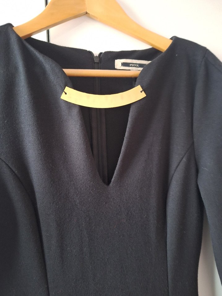 Zincir Detaylı Siyah Uzun Kollu Uzun Elbise - Görsel 3