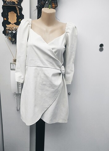 Bershka kruvaze yaka beyaz deri elbise (m beden)