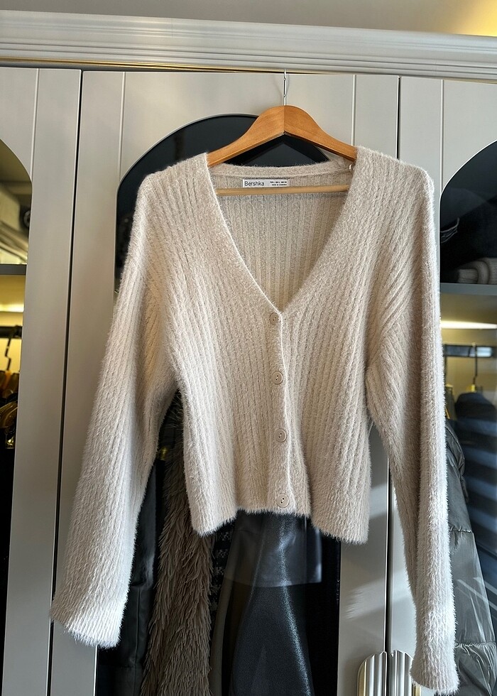 Bershka suni kürklü v yaka hırka - Görsel 3