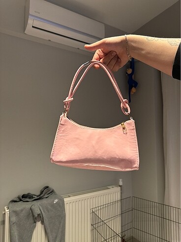 Pembe çanta