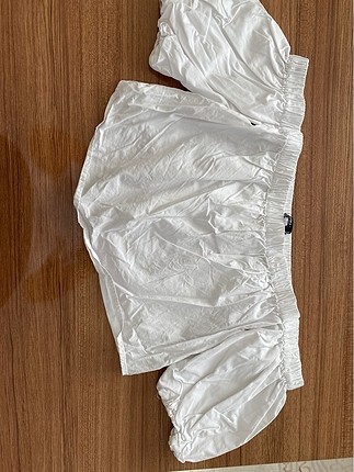 Omuzları açık