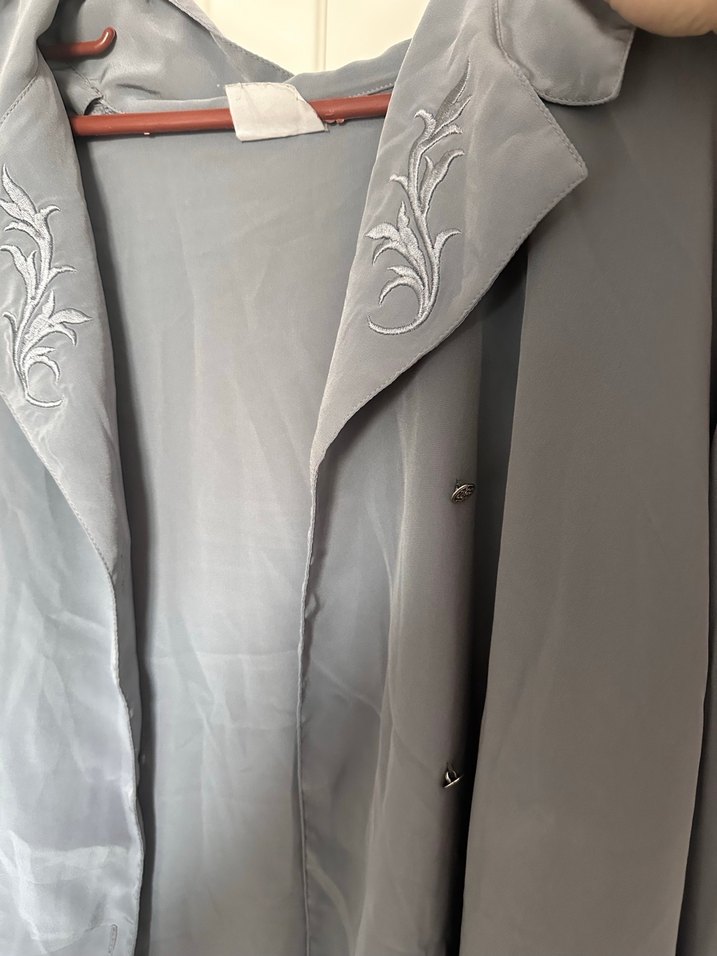 Gri Nakışlı Düğmeli Kadın Gömlek - Görsel 2