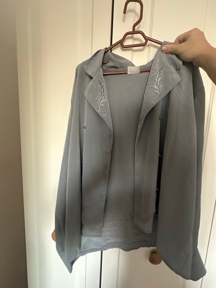 Gri Nakışlı Düğmeli Kadın Gömlek - Görsel 3