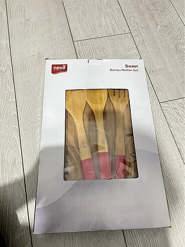 Emsan Neva iki boy kesme tahtası ve kaşıkları set halinde