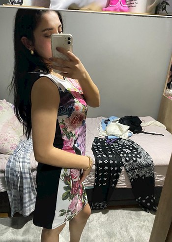 Çiçekli Elbisesi - Görsel 2